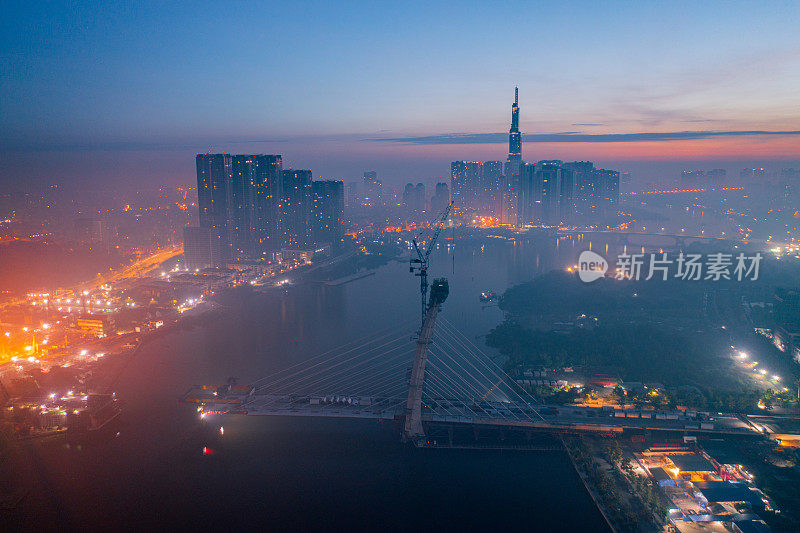 Thu Thiem大桥正在建设中